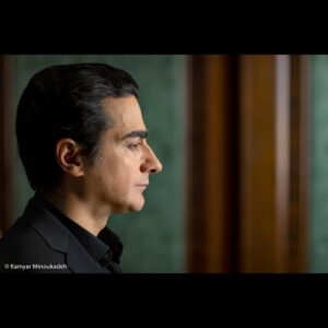 Homayoun Shajarian Instagram - .

"این شنیدن دیدنی است" 
‌
ترانه تیتراژ پایانی سریال عاشقانه جیران به خوانندگی《همایون شجریان》و آهنگسازی 《فردین خلعتبری》 با حمایت "ایکس ویژن" تقدیم حضور گرمتان می‌شود.

‌
این شروع یک قصه شیرین همکاریست؛ با ما همراه باشید 

ترانه: "در این شب سیاه" 
خواننده: همایون شجریان
آهنگساز: فردین خلعتبری
شاعر: امیرحسین اللهیاری

گروه کر فیلارمونیک ایران
رهبر : علیرضا شفقی نژاد

صدابردار، ميكس و مسترينگ : كاوه عابدين
استوديو: صبا
عکس: کامیار مینو کده

از کوچه بگذر و به خیابان بریز ماه 
دزدیده از خلایق و پنهان ز خشم شاه 
آه 
در این شب سیاه
آن گونه عاشقم که اگر دست بر زنی 
چون ماجرای موج بیابی مشوشم 
آن گونه عاشقم که اگر پای بر نهی 
دریای دامن تو بسوزد در آتشم 
با یاد من غمینی و من با غمت خوشم 
تلفیق خون و برف و بهار است دامنت 
تصویر سبز سرخه حصار است دامنت 
خود حسرت هزار سوار است دامنت 
در شیشه های رنگی بنگر به چشم شاه 
انگار سوی توست اگر می کند نگاه 
در مقدم تو میزنم امشب نقاره را 
بی خواب می کنم 
چشم خمار و خفته ی شمس العماره را 
از کوچه بگذر و ...

‌
‏‌@homayounshajarian 
‏@fardin_khalatbari
‏@xvision.ir
‏@maadirangroup
‏@Kamyar78

‌
‌
‌#ایکس_ویژن #مادیران #همایون_شجریان #فردین_خلعتبری 
‏#xvision #maadiran #hamayounshajarian #fardinkhalatbari