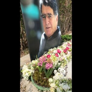 Homayoun Shajarian Instagram - .
زکوی یار می آید نسیم باد نوروزی...

نوروز ۱۴۰۰ پای سفره هفت سین پدر❤️