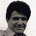 Homayoun Shajarian Instagram - . شب یلداتون به شادی عزیزان 🌺 ای پادشه خوبان داد از غم تنهایی دل بی تو به جان آمد وقت است که بازآیی دایم گل این بستان شاداب نمی ماند دریاب ضعیفان را در وقت توانایی دیشب گله زلفش با باد همی کردم گفتا غلطی بگذر زین فکرت سودایی صد باد صبا این جا با سلسله می رقصند این است حریف ای دل تا باد نپیمایی مشتاقی و مهجوری دور از تو چنانم کرد کز دست بخواهد شد پایاب شکیبایی یا رب به که شاید گفت این نکته که در عالم رخساره به کس ننمود آن شاهد هرجایی ساقی چمن گل را بی روی تو رنگی نیست شمشاد خرامان کن تا باغ بیارایی ای درد توام درمان در بستر ناکامی و ای یاد توام مونس در گوشه تنهایی در دایره قسمت ما نقطه تسلیمیم لطف آن چه تو اندیشی حکم آن چه تو فرمایی فکر خود و رای خود در عالم رندی نیست کفر است در این مذهب خودبینی و خودرایی زین دایره مینا خونین جگرم می ده تا حل کنم این مشکل در ساغر مینایی حافظ شب هجران شد بوی خوش وصل آمد شادیت مبارک باد ای عاشق شیدایی