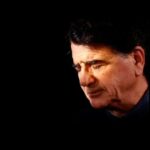 Homayoun Shajarian Instagram - . منزل پدر که می‌رفتم، بر حسب عادت و علاقه با سازهایی که در خانه بود کلنجار می رفتم و او با همان لبخند مخصوص به خود که انگار می‌گفت «‌ هنوز هم پی بازی‌گوشی هستی بابا » نگاه می کرد. اکنون چهل روز گذشته‌ست و پَرِ آوازم شکسته‌ست بابا اگر اجازه دهی با همان پنجه الکن و مضرابهای ناتوانم، با عاشقانت همراه شوم بگذار برایت بچگی کنم، شاید برایم لبخندی بزنی. به یاد آن روزها که آرام جانم بودی... بزرگان نیز می بخشند به احساس🖤