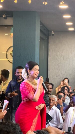 Honey Rose Instagram - Video credits @mukthazz_.k98 
Hairstyle @rahul_namo_ 
Costume @tanith_design 
Accessories @kushalsfashionjewellery