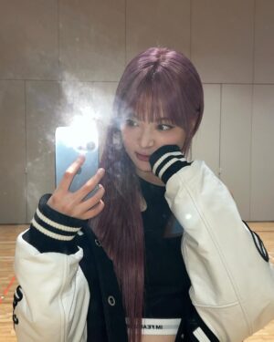 Hong Eun-chae Instagram - #kream💜
-
-
#협찬 #KREAM
@kream.co.kr