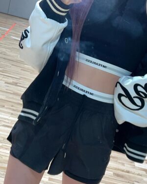 Hong Eun-chae Instagram - #kream💜
-
-
#협찬 #KREAM
@kream.co.kr