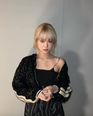 Hong Eun-chae Instagram - 🖤