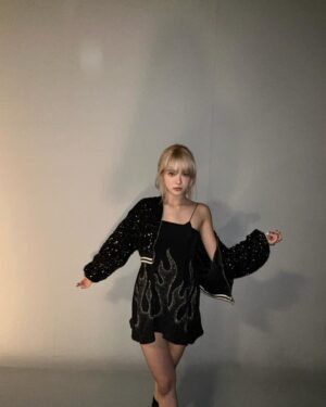 Hong Eun-chae Instagram - 🖤