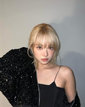 Hong Eun-chae Instagram - 🖤