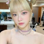 Hong Eun-chae Instagram - 머리 위에 나비 두개 리본 두개 🎀
