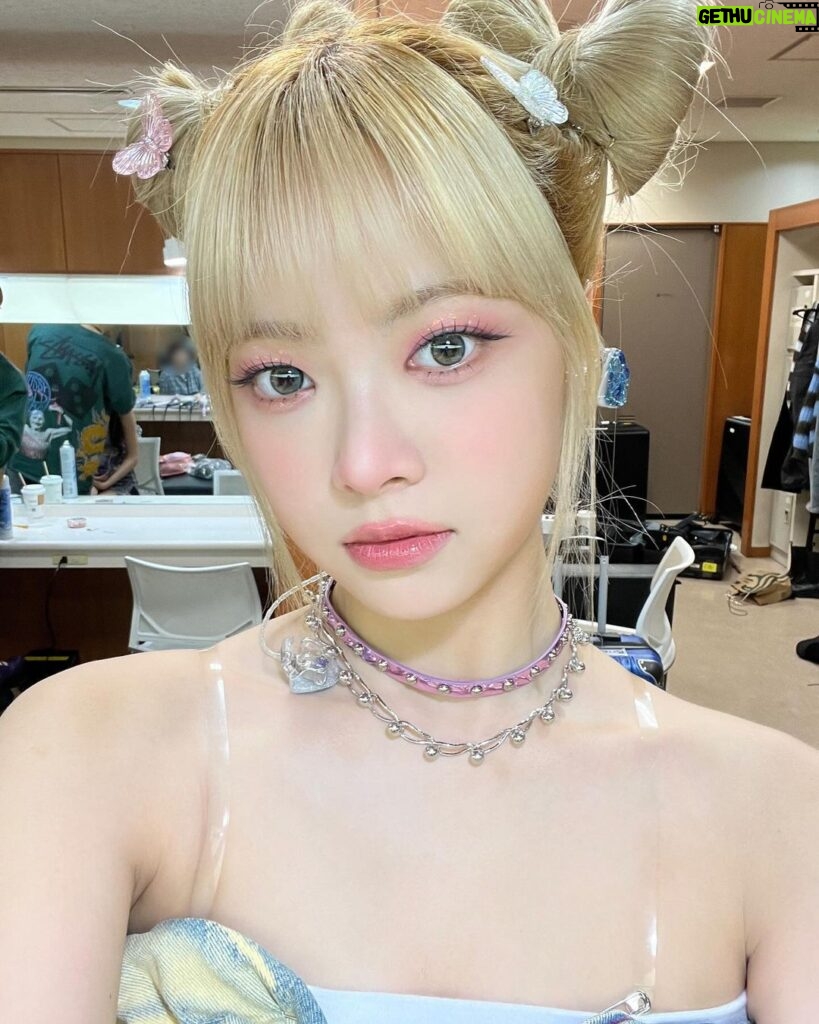 Hong Eun-chae Instagram - 머리 위에 나비 두개 리본 두개 🎀