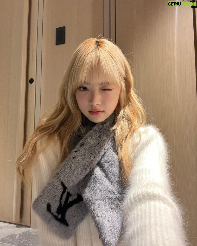 Hong Eun-chae Instagram - 목도리 필수 계절 ☃️