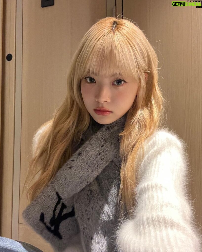 Hong Eun-chae Instagram - 목도리 필수 계절 ☃️