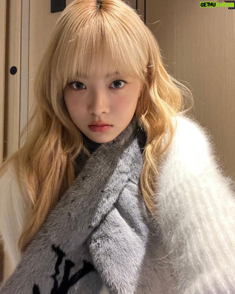 Hong Eun-chae Instagram - 목도리 필수 계절 ☃️