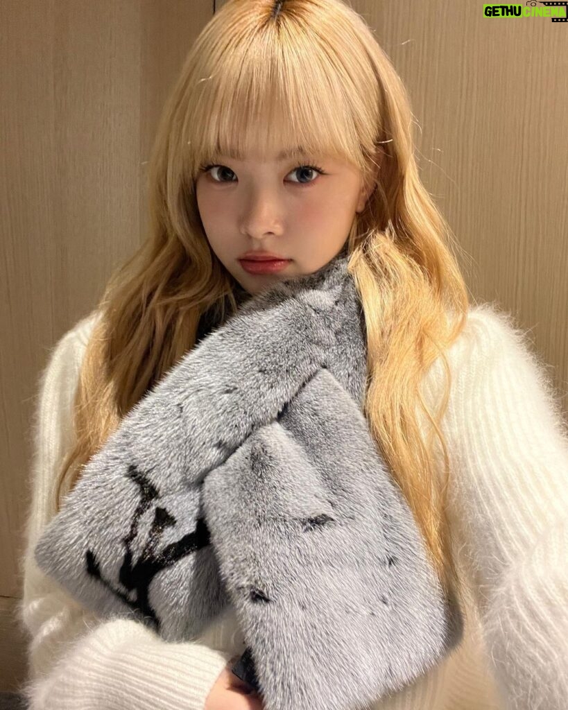 Hong Eun-chae Instagram - 목도리 필수 계절 ☃️