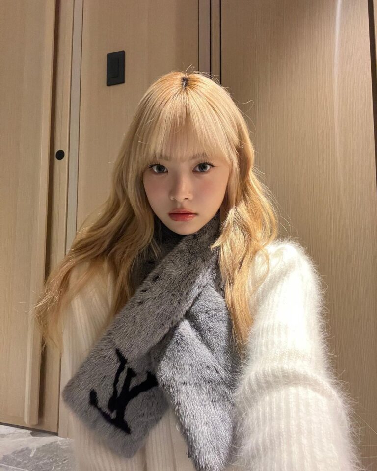 Hong Eun-chae Instagram - 목도리 필수 계절 ☃️