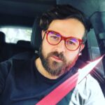 Houman Seyyedi Instagram - براي خواننده هاي رپ كشورم مينويسم براي شما هنرمندان بي ادعا. شما كه گونه موسيقي تان رسميت ندارد. شما كه آندرگرانديد شما كه جالبيد در نوع خود وهيجان انگيز شما كه وقتي گوشتان ميدهم هيجان زده ميشوم. شما نه تنها خطرناك نيستيد بلكه ما را به اعماق خيابان و اجتماع ميبريد. شما كه در اشعارتان ادعا داريد،تفنگ داريد،بزهكاريد،ضد جامع هستيد،به نظر ميرسد خطرناكيد و بعضي مواقع خود را به خستگي ميزنيد. شماها دوست داشتني هستيد.ديگران نميدانند كه رفتار شما براي رپ است،چرا كه خاصيتش اين است كه بي خاصيت نباشد. شما مانند بازيگري هستين كه نقش بازي ميكند اما فاصله دارد با واقعيتش. شما را همه گوش ميدهند. شما گونه مهمي در موسيقي هستيد. با همه بي مهري ها با همه بي توجه اي ها شما شنيده ميشويد. ميتوانند شما را دوست نداشته باشند اما نميتوانند احترام نگذارند ما شما را به رسميت ميشناسيم اميدوارم ارشاد هم با شما آشنا شود. جاي شما در سينماي ايران خاليست. ارادتمند شما هومن سيدي