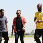 Houman Seyyedi Instagram - تمام این سالهاي که از خدا عمر گرفتم تقریبا یادم نمیاد که کسی رو تمسخر کرده باشم چون احساس کردم همیشه چیزهای وجود داره برای اینکه دیگران هم من رو‌مورد تمسخر قرار بدند. خداوند به من خرد داده تا از زیبایی ها دیگران لذت ببرم نه حسادت کنم، از شعورشون، از فرهنگشون از موفقیت هاشون از نگاهشون به دنیا. ولی دنیا همیشه زورش بیشتره خسته ات میکنه،تلاش میکنه تو رو شبیه به حسود ها کنه،شبیه به بی مایه ها،شبیه به تنبل های که از کار کردن تو منزجرن،شبیه یه مشت کوته فکر شبه روشنفکر نما که کنار شما موسیقی کلاسیک گوش میدن ولی تو حمام بند تمبونی میخونن. و وای به حالشون که نه موسیقی کلاسیک نوید ذهن باز رو‌میده . نه موسیقی بند تمبونی معنیش بی فرهنگی. شبیه به یه مشت کافه نشین که از هنر،سیگار کشیدنشو بلدن و‌اعتراضش رو. این که تلاش کنن دود رو اینبار به جای حلق از دماغشون بدن بیرون و دفعه دیگه از جای دیگه. کتاب خوندن هنر نیست، همانطور که مسواک زدن. وظیفه شخصی هرکسی رسیدگی به افکارشه. فخر نداره،شو‌ نداره،نگاه از بالا نداره. آدم بودن مهمه انسان بودن مهمه نه گوسفند بودن، نه بی تفکر پیشرو بودن چقدر سخته فكر كردن چقدر سخته قبل از دهان باز كردن و ياوه گفتن فكر كردن و چقدر افترا ساده و چقدر تهمت ساده و باز چقدر انسان بودن سخت عكس:امير حسين شجاعي پ ن:عكس ارتباطي به مطلب ندارد