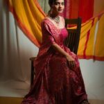 Hruta Durgule Instagram - Bringing all the hues to play today for the @star_pravah Awards! ✨ Outfit by @rajgharana.rg Jewellery by @sorayaajewels_ Footwear @inc5official Styled by @shalmalee_t Make up @madhuradeokute Hair @nat_chava Pictures @swapnesh.thik #HrutaDurgule #OOTD #vibrantvibes #starpravah #starpravahawards