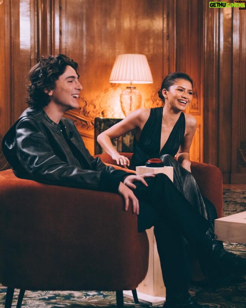 Hugo Travers Instagram - J’ai reçu Zendaya et Timothée Chalamet dans mon interview face cachée, et c’est déjà sur YouTube (lien en bio !) ❤❤❤ Thank you @zendaya @tchalamet for taking the time 🙏🫶 À l’occasion de la sortie de l’excellent Dune partie 2. Lien YouTube dans ma bio. Réalisé en collaboration avec @france.tv, et aussi disponible sur leur plateforme 🙏 Photo : @marie__flmt production : @unfoldprod Paris, France