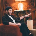 Hugo Travers Instagram - « Le Serpent » sur Netflix, un méchant dans Marvel, César du meilleur acteur et du meilleur espoir… J’ai rencontré l’immense @taharrahimofficiel pour ce nouvel épisode de l’interview face cachée ! Dispo dès maintenant sur ma chaîne YouTube (lien en bio), sur france.tv et sur France 2 ce soir à 22h50. 🕺 @france.tv Photo : @laurag_photo