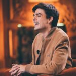 Hugo Travers Instagram - « Le Serpent » sur Netflix, un méchant dans Marvel, César du meilleur acteur et du meilleur espoir… J’ai rencontré l’immense @taharrahimofficiel pour ce nouvel épisode de l’interview face cachée ! Dispo dès maintenant sur ma chaîne YouTube (lien en bio), sur france.tv et sur France 2 ce soir à 22h50. 🕺 @france.tv Photo : @laurag_photo