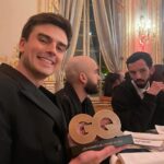 Hugo Travers Instagram - HOMMES DE L’ANNÉE GQ 2023 😳 Très très honoré de faire partie de ce palmarès 🙏 (et une grande première pour moi ces shootings, dans le genre « sortir de sa zone de confort » on est pas mal là) J’ai l’immense chance de faire un métier qui me passionne, difficile parfois, mais toujours stimulant, entouré d’une formidable équipe. Merci pour votre soutien et votre confiance cette année. ❤️❤️❤️ Un immense merci @gqfrance, merci @pam_boy, pour ce prix, et merci @bigflo @oli_real pour la remise sur scène. 🙏 Crédits : Journaliste : adelinegraiscernea Photographe : @marcelnestler Styliste : @victor_vergara Grooming : @mathieuguignaudeau @capsuleagence_hmc Set design: @castay.s représentées par @_blazeparis Assistante photo et Digital : @emma_charbo Assistant styliste : @amorefontaine Production : @maison_montcalm