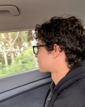 Iñaki Godoy Instagram - I wonder how many pictures of @emilysteaparty sleeping I will have by the end of season 2… @onepiecenetflix