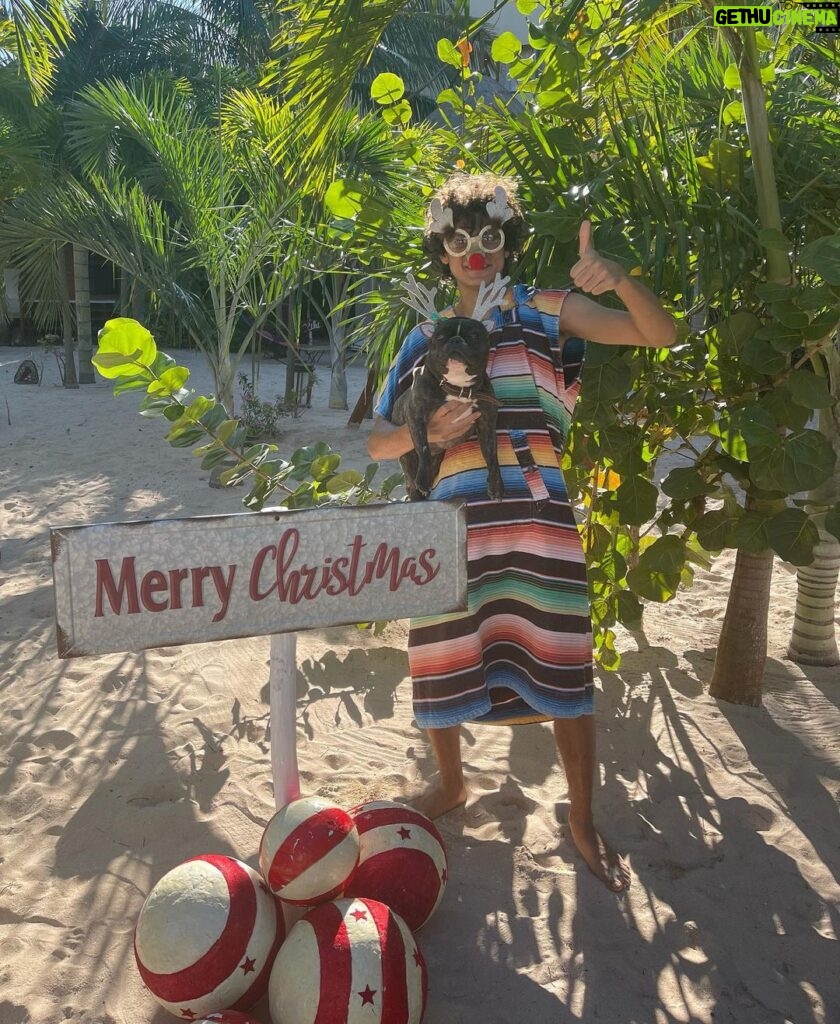 Iñaki Godoy Instagram - MERRY CHRISTMAS EVERYONE!!!! Make sure to have fun and eat a LOT. 🏴‍☠️🎄