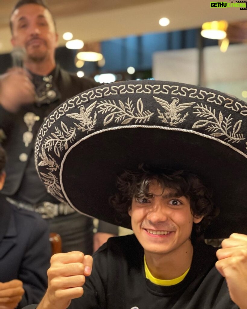 Iñaki Godoy Instagram - News: I’m back in Mexico for holidays !!! Noticias: Estoy de vuelta en Mexico para navidad !!!