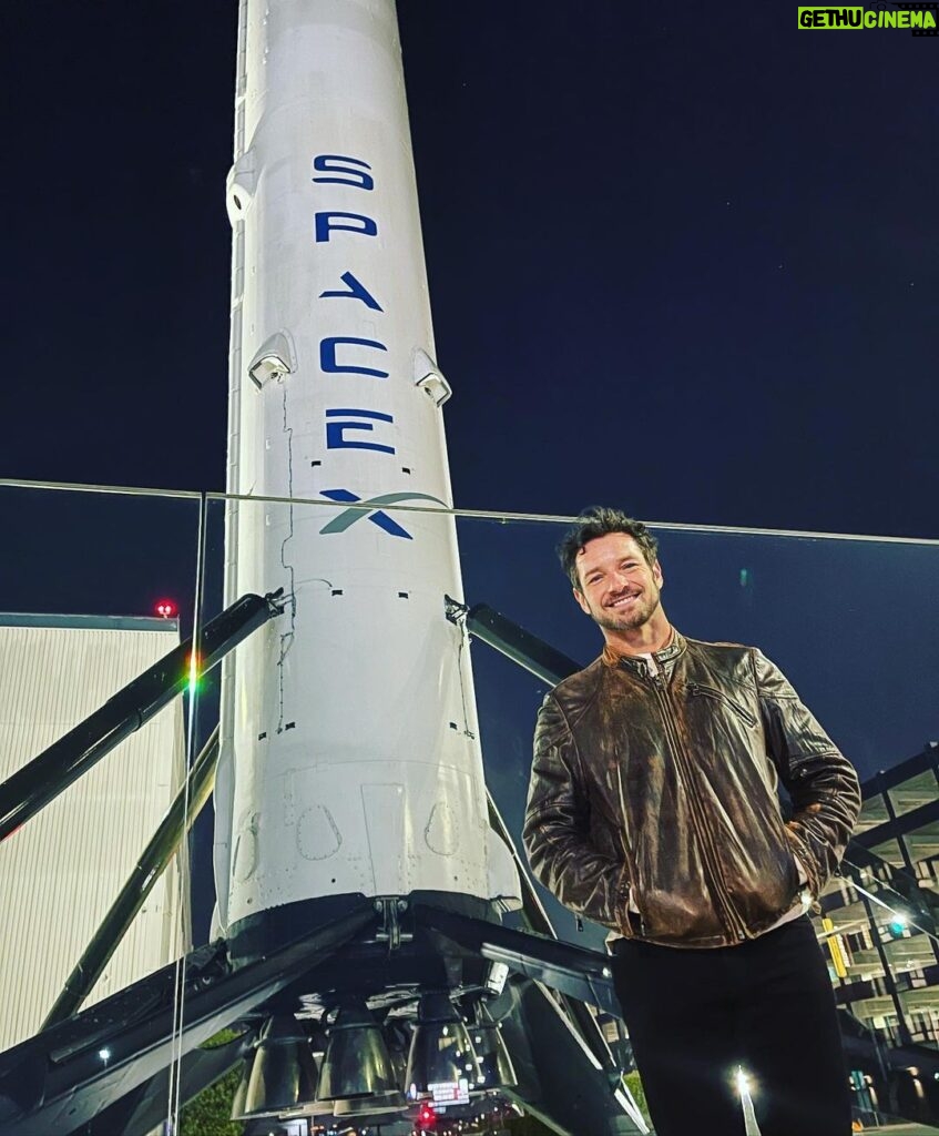 Ian Bohen Instagram - One of these two can get home on their own. * #Falcon9