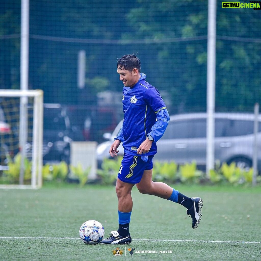 Ibnu Jamil Instagram - merumput bersama @selebritisfc setelah lebih dari 3 bulan gak bal-bal an Qatar vs Iran pilih mana jon? curiga Qatar juara nih 📸 @sypul53 #jamilosjourney #selebritisfc