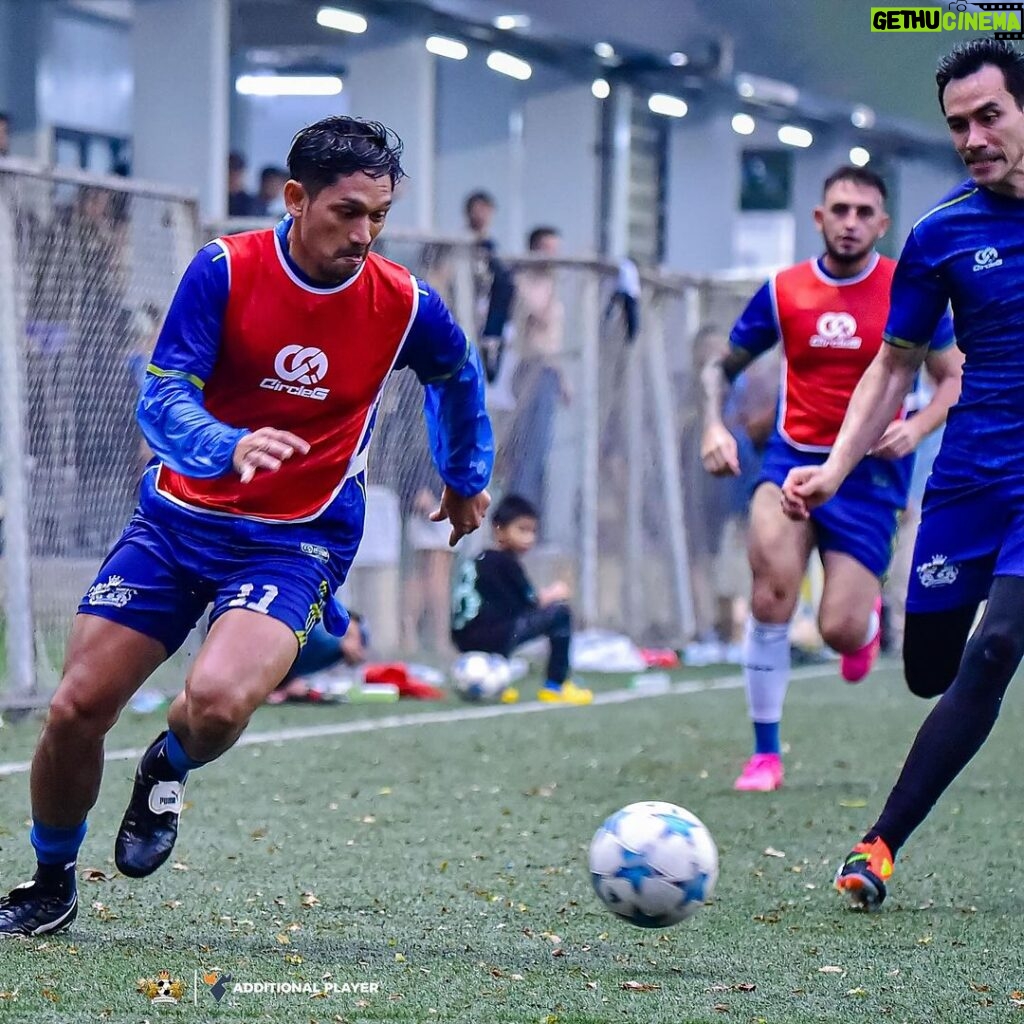 Ibnu Jamil Instagram - merumput bersama @selebritisfc setelah lebih dari 3 bulan gak bal-bal an Qatar vs Iran pilih mana jon? curiga Qatar juara nih 📸 @sypul53 #jamilosjourney #selebritisfc