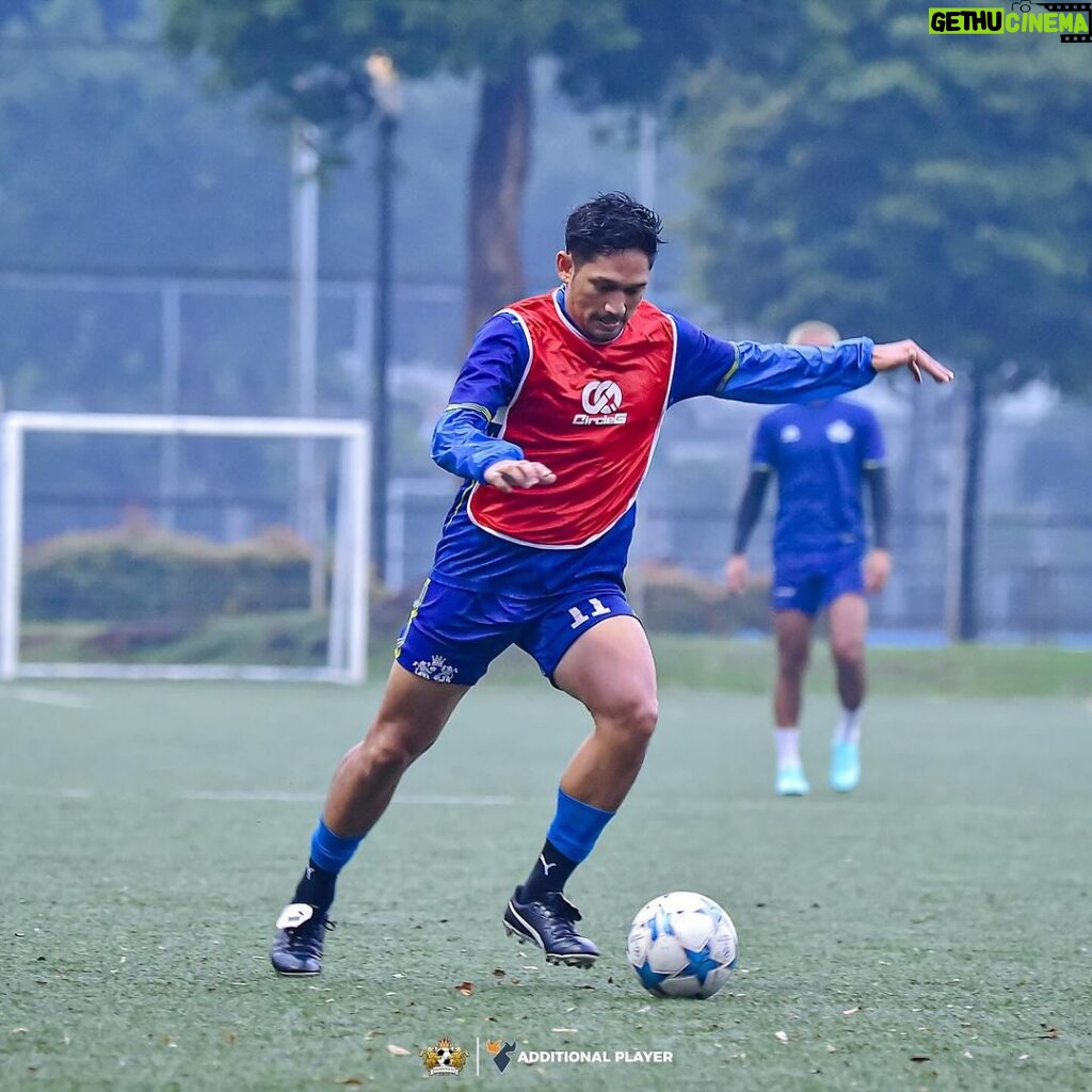 Ibnu Jamil Instagram - merumput bersama @selebritisfc setelah lebih dari 3 bulan gak bal-bal an Qatar vs Iran pilih mana jon? curiga Qatar juara nih 📸 @sypul53 #jamilosjourney #selebritisfc