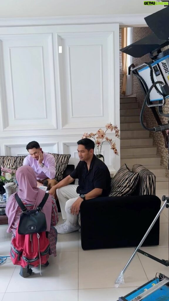 Ibnu Jamil Instagram - Balada suami kerja ditinggal anak dan istri liburan Yaya & mama Ririn haha hihi suami HUH HAH HUH HAH KERJA KERJA KERJA! yang penting keluarga bahagia🙏🥰😍 #RinduFamily #jamilosjourney