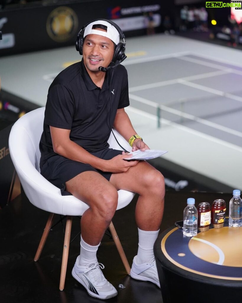 Ibnu Jamil Instagram - memori manis dari cabor Tennis tahun 2023 adalah bisa ikut meramaikan acara tennis THe juaRA nya dari @jebreeetmedia .. selain jadi pemain saya juga dapat tugas cuap2 jadi sportcaster Tennis bareng abang coach @raturandang.andrian thank u bang transfers knowledge nya mantab👍🍺 meskipun jadi pemain mix double saya dan istri @ririnekawati 🤍 kalah dari pasangan @jud1ka & @duma_riris yang jago abis 🫡..tapi seru banget bisa ikut ngerasain dag dig dug nya main tennis ditonton dan disiarkan langsung..tim Jebreeet keren slay parah salut buat all team production nya semoga tahun depan ada lagi ya colek @radotvalent @wandiwanandi @mykeywan 🙏❤️‍🔥 apa momen manis kalian ditahun 2023? #jamilosjourney #tennis #THejuaRA