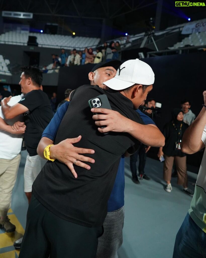 Ibnu Jamil Instagram - memori manis dari cabor Tennis tahun 2023 adalah bisa ikut meramaikan acara tennis THe juaRA nya dari @jebreeetmedia .. selain jadi pemain saya juga dapat tugas cuap2 jadi sportcaster Tennis bareng abang coach @raturandang.andrian thank u bang transfers knowledge nya mantab👍🍺 meskipun jadi pemain mix double saya dan istri @ririnekawati 🤍 kalah dari pasangan @jud1ka & @duma_riris yang jago abis 🫡..tapi seru banget bisa ikut ngerasain dag dig dug nya main tennis ditonton dan disiarkan langsung..tim Jebreeet keren slay parah salut buat all team production nya semoga tahun depan ada lagi ya colek @radotvalent @wandiwanandi @mykeywan 🙏❤️‍🔥 apa momen manis kalian ditahun 2023? #jamilosjourney #tennis #THejuaRA