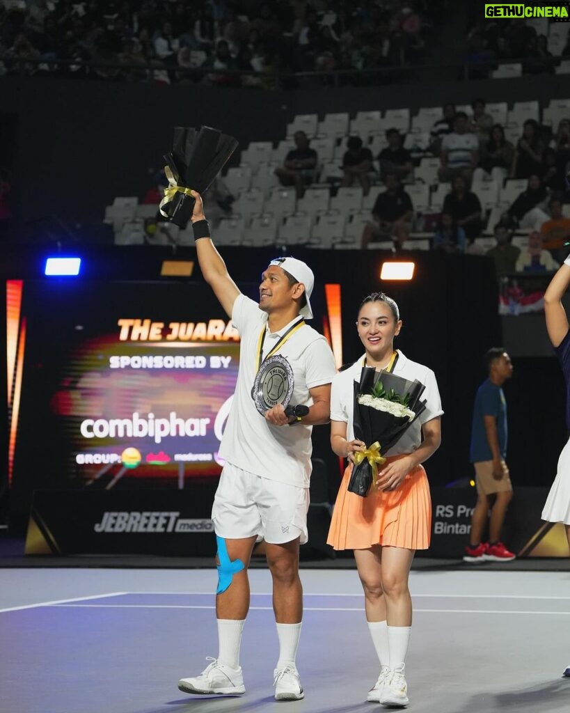 Ibnu Jamil Instagram - memori manis dari cabor Tennis tahun 2023 adalah bisa ikut meramaikan acara tennis THe juaRA nya dari @jebreeetmedia .. selain jadi pemain saya juga dapat tugas cuap2 jadi sportcaster Tennis bareng abang coach @raturandang.andrian thank u bang transfers knowledge nya mantab👍🍺 meskipun jadi pemain mix double saya dan istri @ririnekawati 🤍 kalah dari pasangan @jud1ka & @duma_riris yang jago abis 🫡..tapi seru banget bisa ikut ngerasain dag dig dug nya main tennis ditonton dan disiarkan langsung..tim Jebreeet keren slay parah salut buat all team production nya semoga tahun depan ada lagi ya colek @radotvalent @wandiwanandi @mykeywan 🙏❤️‍🔥 apa momen manis kalian ditahun 2023? #jamilosjourney #tennis #THejuaRA