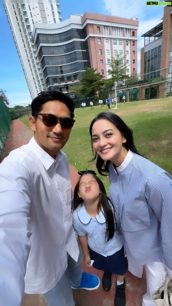 Ibnu Jamil Instagram - saatnya kita antar ibu Yaya Presentasi disekolahnya…well done @abigail.cattleyaputri ❤️ anak nya makin pintar nih sayang @ririnekawati 🤍 #jamilosjourney #rindufamily #yayastory