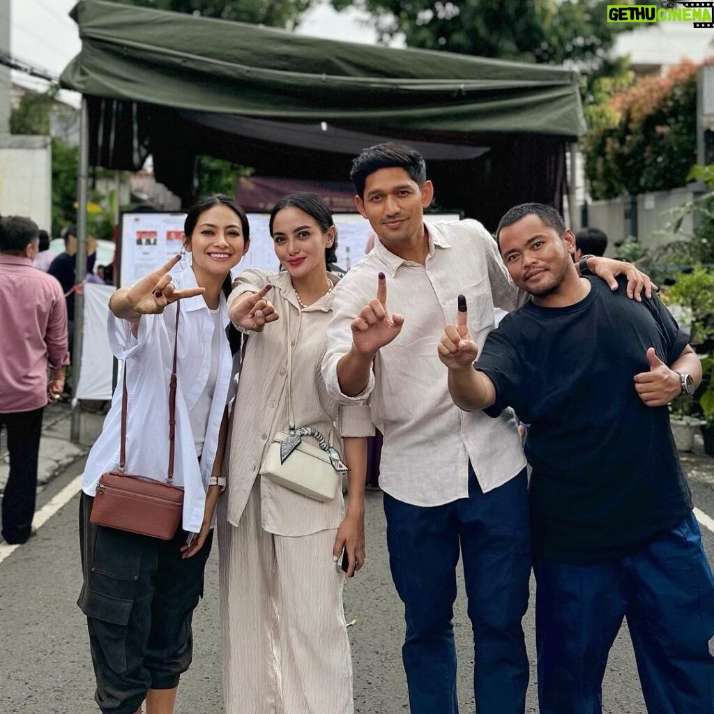 Ibnu Jamil Instagram - siapapun Presidenya kita tetep KELUARGA 🤍❤️🇮🇩 vote for a better Indonesia ..jangan lupa nyoblos jon..😉 #jamilosjourney #electionday #pemilu2024