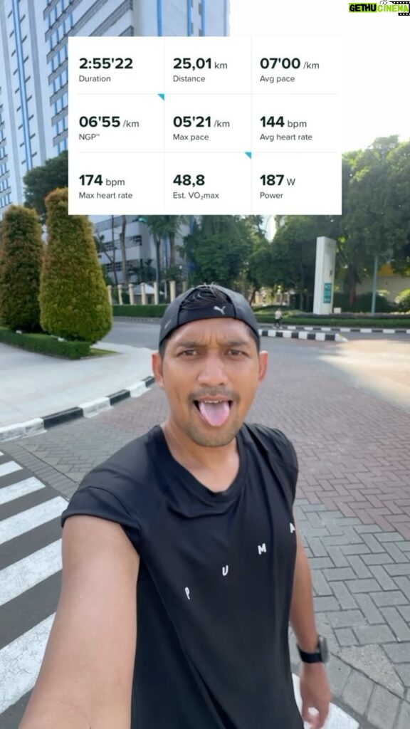 Ibnu Jamil Instagram - 69 hari lagi menuju London Marathon 2024 persiapan semakin berat dan semangat pun up & down.. itu wajar jon..yang gak wajar adalah MU belom kalah2 sepanjang tahun 2024 ini..semoga malam ini ya jon..AMIN 🙏 paling pas emang sebelom long run sarapanya salad @dapoernena buat tenaga jon tapi kalo mau dapat banyak senyum dari orang lain pake parfum nya @eleventhirty_id dijamin hmmm 😍 wangiii buktinya cewe keceh nempel mulu nih @ririnekawati 🤍 😎💪 #jamilosjourney #road2LondonMarathon2024