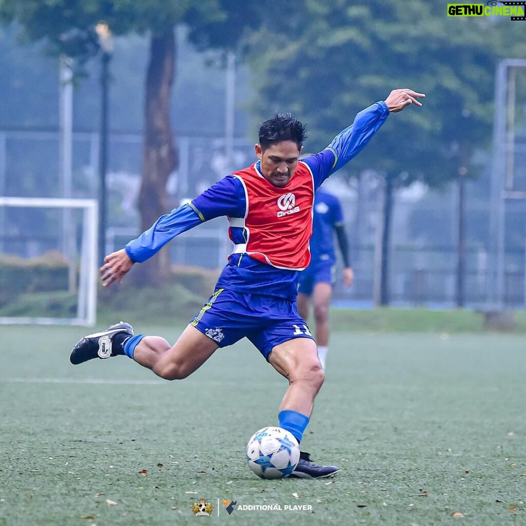 Ibnu Jamil Instagram - merumput bersama @selebritisfc setelah lebih dari 3 bulan gak bal-bal an Qatar vs Iran pilih mana jon? curiga Qatar juara nih 📸 @sypul53 #jamilosjourney #selebritisfc