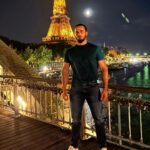 Ibrahim Tsetchoev Instagram - Le monde n’est pas responsable de notre malheur, parce que ça serait faire du monde notre maître et faire de nous les esclaves du monde. Je préfère etre le maître de moi même 😉 Tour Eiffel