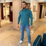 Ibrahim Tsetchoev Instagram - Mon anniversaire est le 29 août, mes proches qui veulent me faire un cadeau cotisez-vous pour m’acheter ce pull, suis pas assez riche pour me payer ca 😬 Ca me va les gars ? Loro Piana France