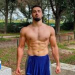 Ibrahim Tsetchoev Instagram - Secret de la réussite ? justement il n’y a pas de secret, il n’y a que le travail acharné qui paye ! vous en dites quoi de mon physique en sachant que, je ne fais pas de musculation pour avoir un beau corps, le sport que je pratique est MMA, j’ai fait beaucoup de poids de corps, musculation spécifique au sport de combat, et bien sûr une bonne hygiène de vie. France
