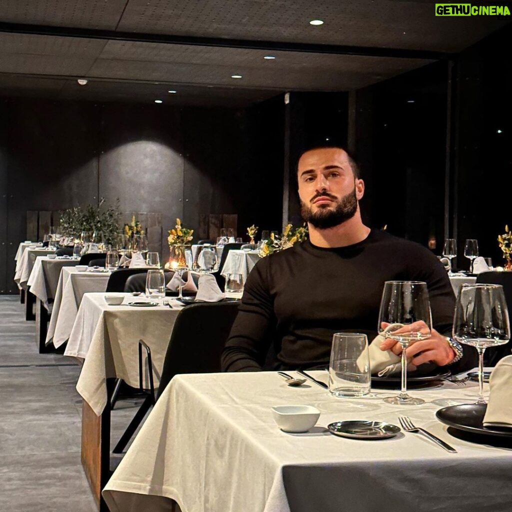 Ibrahim Tsetchoev Instagram - Plus j’apprends, j’apprends que j’ai encore beaucoup à apprendre. Et c’est un autre univers qui s’ouvre à moi. Y’a personne car j’avais réservé le restaurant entier, non je rigole, non je rigole pas, non je rigole 😆 LEÑA Marbella