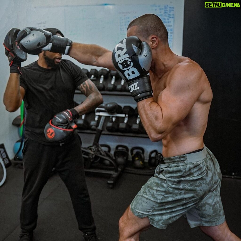 Ibrahim Tsetchoev Instagram - Normalement mon combat est prévu pour février chez @hexagonemmafr , donc je me prépare a fond, à votre avis quelle est mon niveau actuel sur une échelle de 0-10 😬 merci pour studio @manudailycoaching 📸 @djo_rea Paris, France