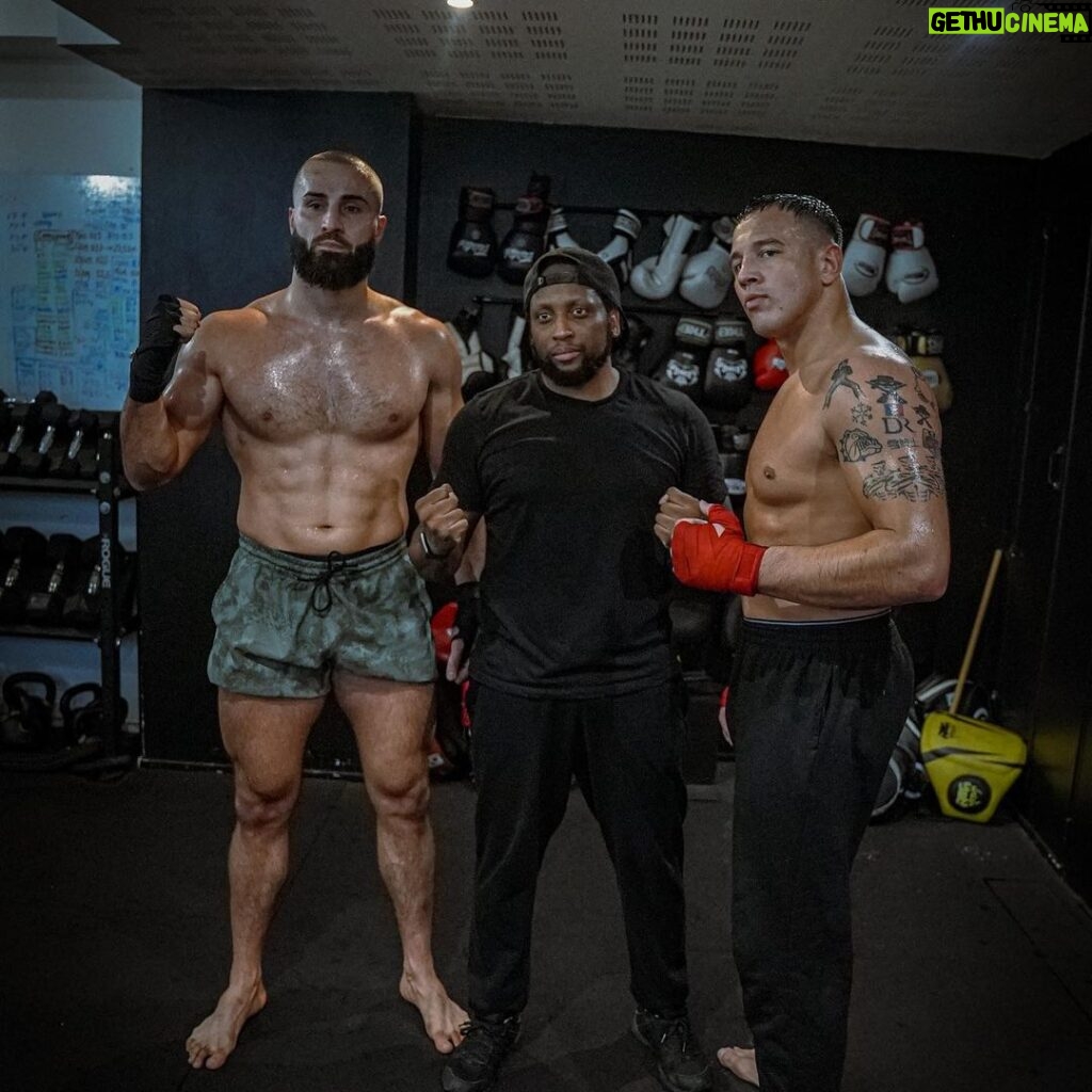 Ibrahim Tsetchoev Instagram - Normalement mon combat est prévu pour février chez @hexagonemmafr , donc je me prépare a fond, à votre avis quelle est mon niveau actuel sur une échelle de 0-10 😬 merci pour studio @manudailycoaching 📸 @djo_rea Paris, France