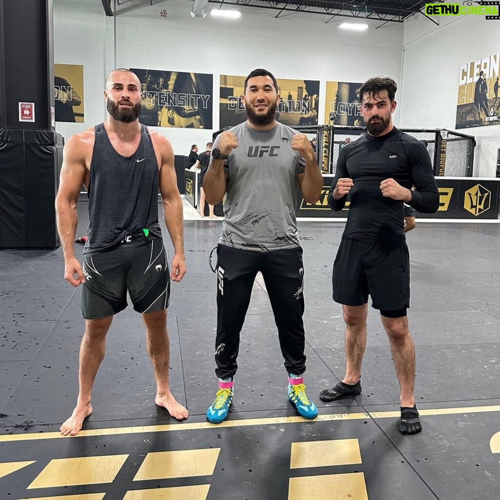 Ibrahim Tsetchoev Instagram - Je suis très heureux d’être allé dans ce club @killcliff_fc , j’étais bien accueilli par @henrihooft et les autres athlètes, j’ai rencontré des gens super sympa avec certains je suis devenue ami. Ce stage m’a apporté énormément , je sue voir mon niveau, en me frottant à des athlètes, très haut niveau, qui font partie des plus grandes organisations mondiales Miami, Florida