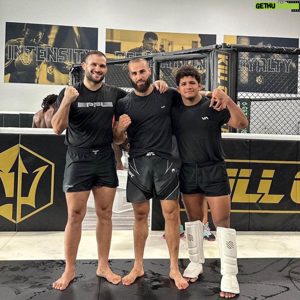 Ibrahim Tsetchoev Instagram - Je suis très heureux d’être allé dans ce club @killcliff_fc , j’étais bien accueilli par @henrihooft et les autres athlètes, j’ai rencontré des gens super sympa avec certains je suis devenue ami. Ce stage m’a apporté énormément , je sue voir mon niveau, en me frottant à des athlètes, très haut niveau, qui font partie des plus grandes organisations mondiales Miami, Florida