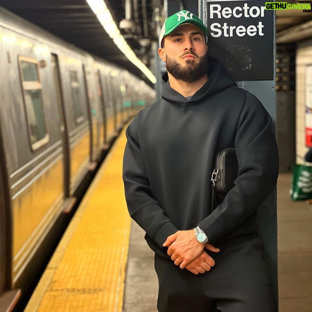 Ibrahim Tsetchoev Instagram - Pour une fois que la casquette est mise dans la bonne ville 😏 New York, New York