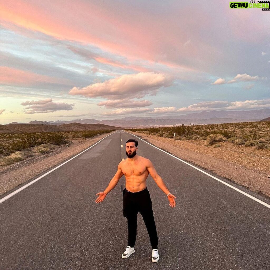 Ibrahim Tsetchoev Instagram - Il y avait un vent doux et chaleureux, c’est pour ça, j’ai fermé les yeux pour en profiter ce court instants de bonheur 😆 California, United States.
