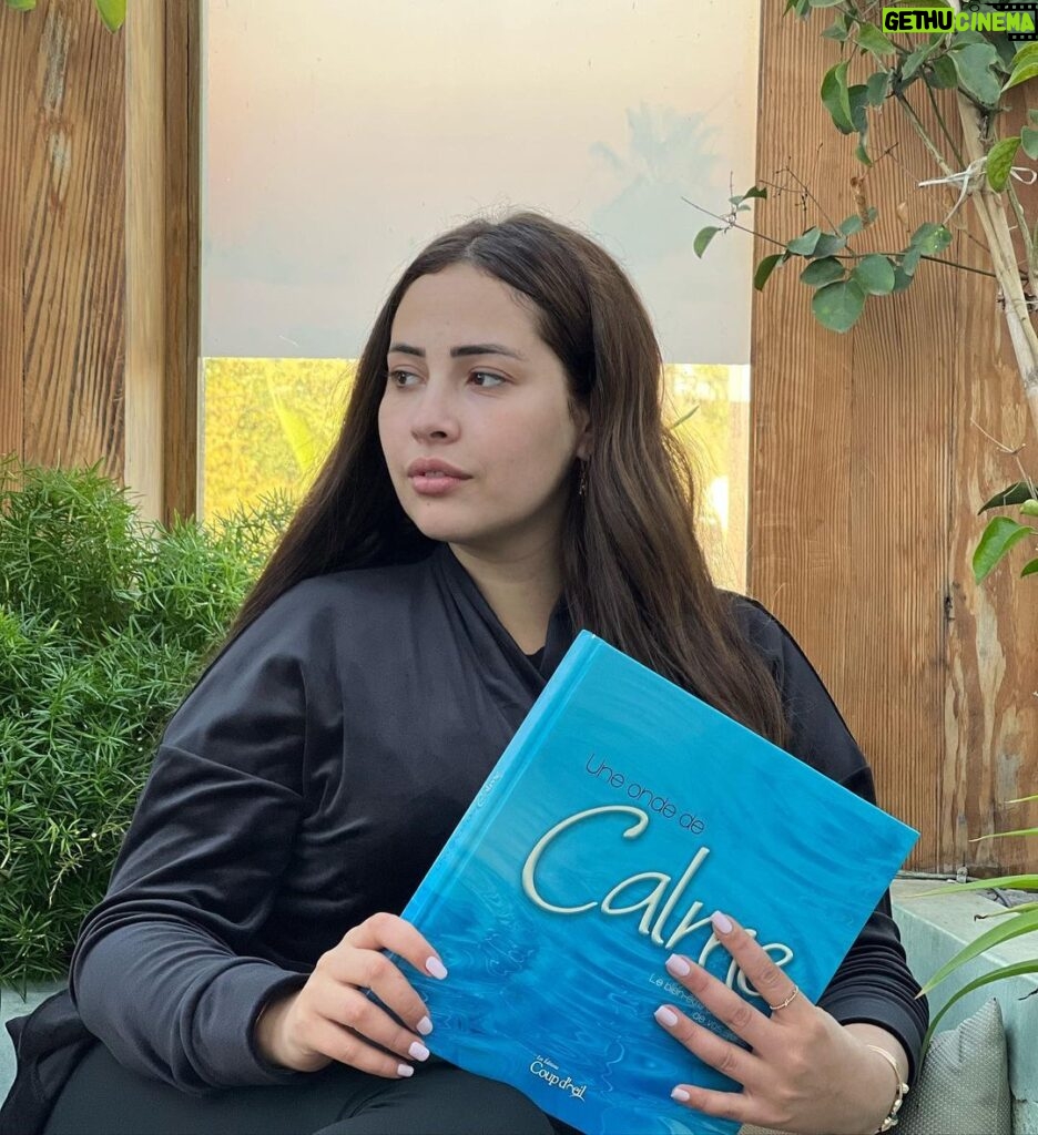 Ibtissam Laaroussi Instagram - Calme 🦋📘